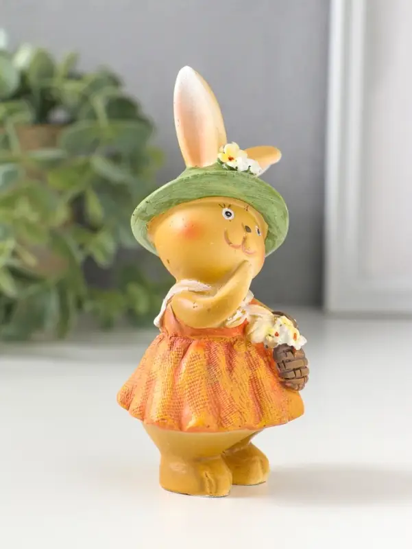 Сувенир полистоун "Зайка в рыжем сарафане и зелёной шляпке, с корзиной цветов" 4,5х4х10,5 см   10915