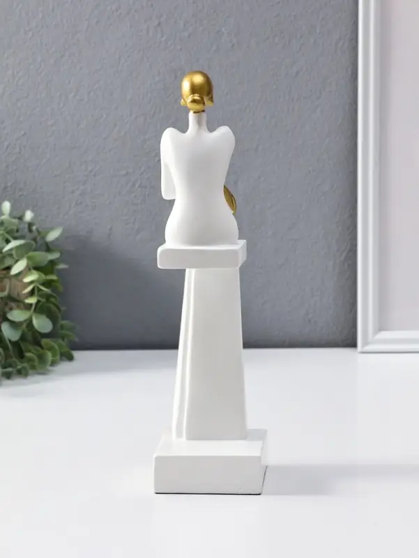 Сувенир полистоун "Стильная девушка на стуле" белый с золотом 7,5х10,5х29,5 см