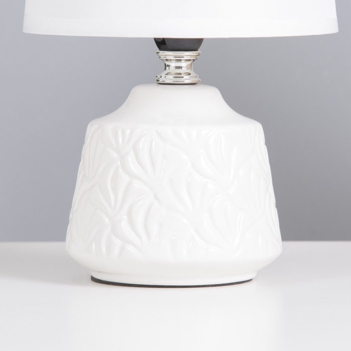 Лампа настольная Лампа настольная "Даниэль" 1х40Вт Е14 белый 14,5х14,5х24см
