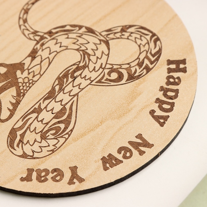 Новый год. Подставка с символом года под горячее Новый год. Подставка с символом года под горячее "Змея", диаметр - 9,5 см