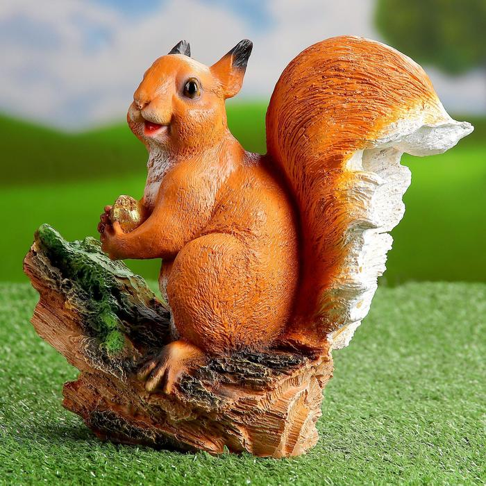 Садовая фигура  Садовая фигура "Белочка с орешком на пне" 25х12х23см