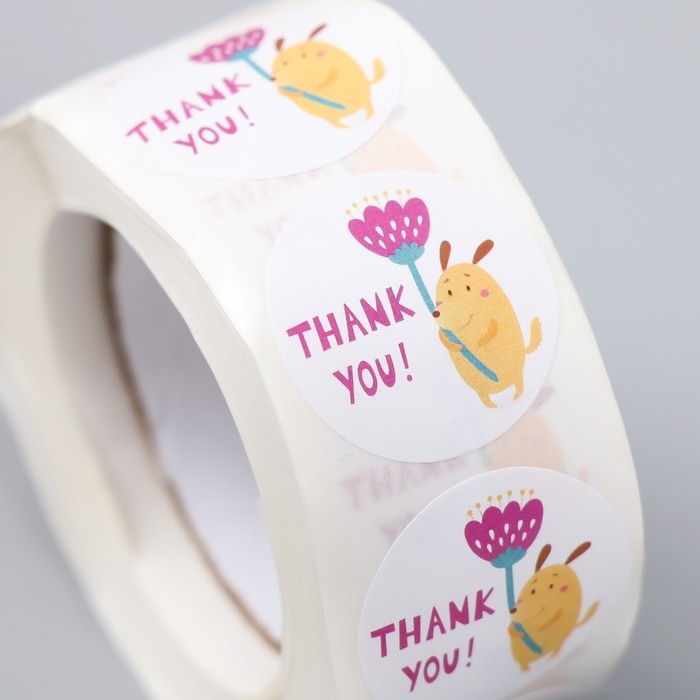 Наклейка бумага "Собачка с цветком. Благодарность" d=2,5 см 500 шт в рулоне 3х6,5х6,5 см