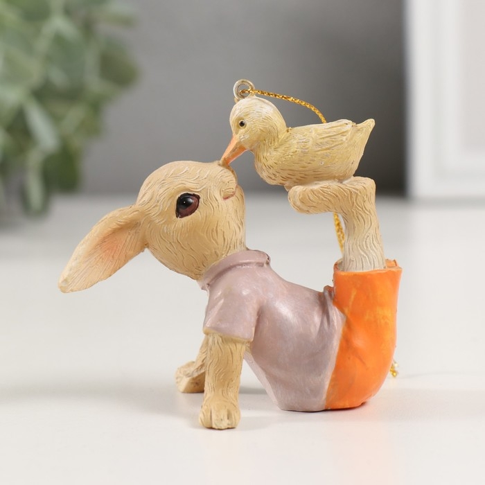 Сувенир полистоун подвеска  Сувенир полистоун подвеска "Зайка с жёлтым птенчиком" 7,5х5х7 см