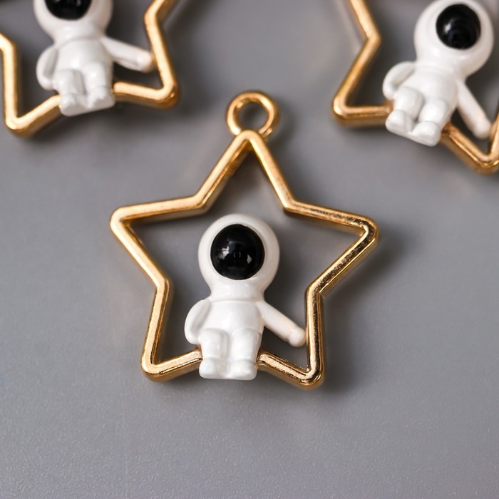 Декор для творчества металл Декор для творчества металл "Космонавт на звезде" эмаль 2,4х2,2 см