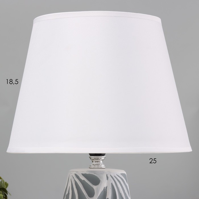 Настольная лампа Настольная лампа "Аиша" Е14 40Вт бело-серый 22х22х36 см