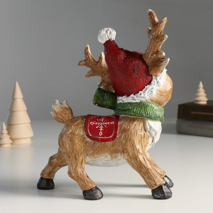 Сувенир полистоун Сувенир полистоун "Олешка в красном колпаке и зелёном шарфике" 9,5х18,5х23,3 см