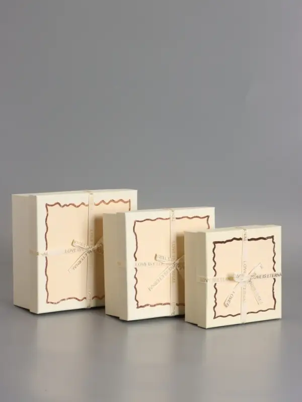 Наборок коробок 3 в 1 прямоугольные 19*19*9.8 17*17*8.0 15*15*6.5 см