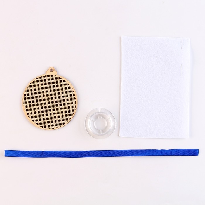 Вышивка бисером на деревянной подвеске на новый год «Радостный снеговик», набор для творчества