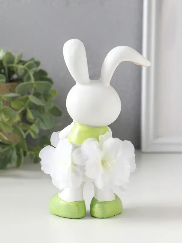 Сувенир полистоун "Зайка в цветочной юбочке, с букетиком" 9х8х14,5 см