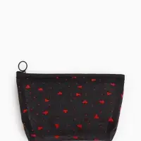 Косметичка дор Сердца, сетка 17*6,5*13,5, отд на молнии, черный Косметичка дор Сердца, сетка 17*6,5*13,5, отд на молнии, черный