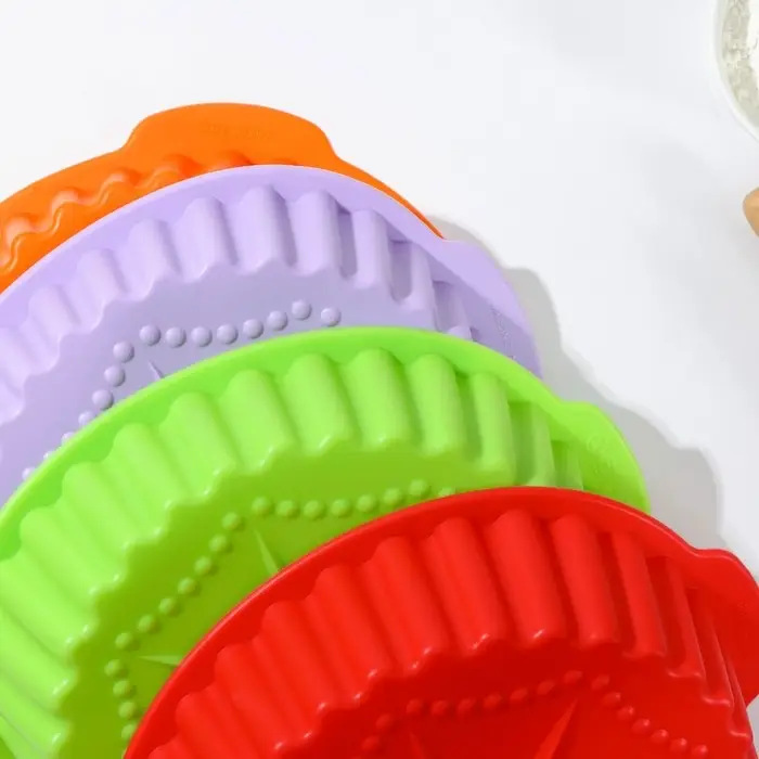 Форма для выпечки Доляна «Рифлёный круг. Звезда», силикон, 29×28 см, с ручками, цвет МИКС Форма для выпечки Доляна «Рифлёный круг. Звезда», силикон, 29×28 см, с ручками, цвет МИКС