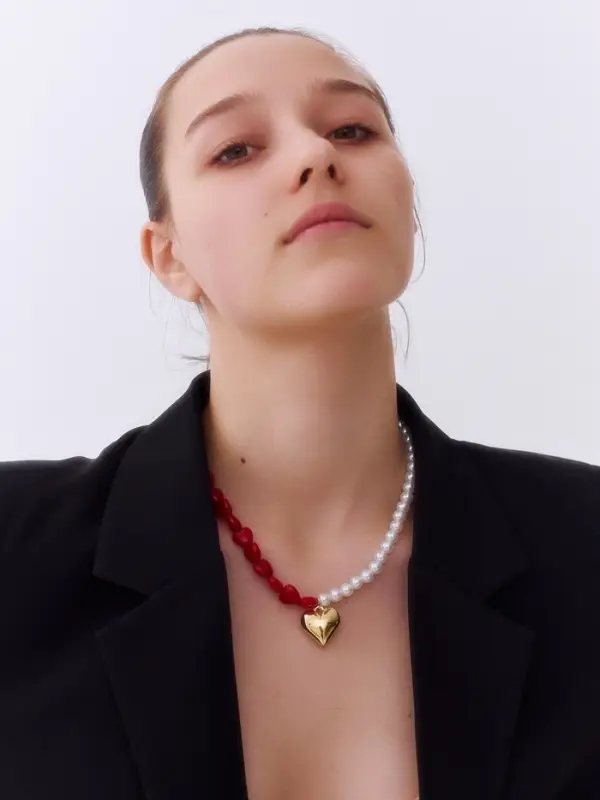 Кулон на бусах &laquo;Сердце&raquo; 2 половинки, бусины жемчуг, красно-белый в золоте