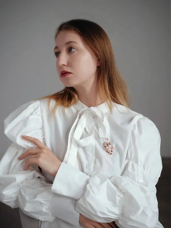 Брошь &laquo;Жемчужная ветвь&raquo;, с росой, бело-фиолетовая в розовом золоте