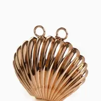 Сумка мини-клатч на магните, в форме ракушки, жёсткий корпус, на длинной цепочке, золотистая