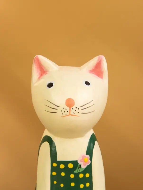Сувенир дерево "Белая кошка в зелёном платье" 9х5х15,5 см