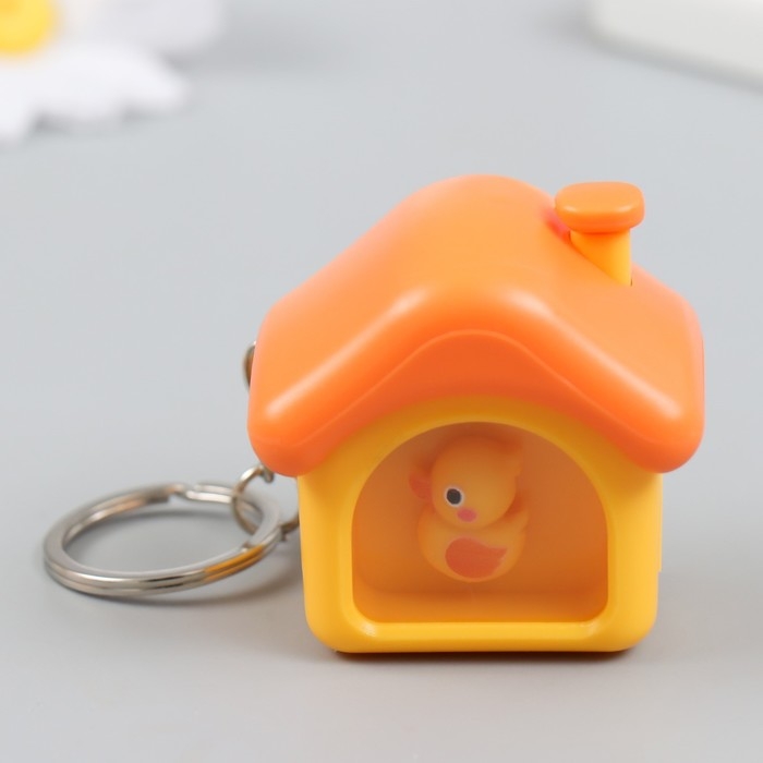 Фонарик свет на кольце  Фонарик свет на кольце "Уточка в домике" 3,5х4,3х4,2 см