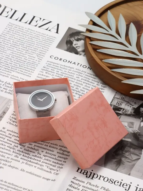 Коробка для часов, цвет розовая, вставка белая 9х8,5х5 Коробка для часов, цвет розовая, вставка белая 9х8,5х5