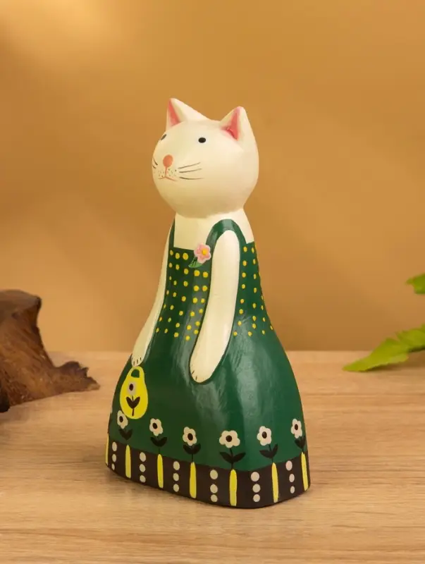 Сувенир дерево "Белая кошка в зелёном платье" 9х5х15,5 см