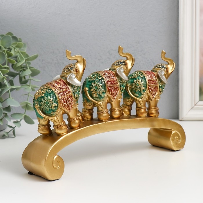 Сувенир полистоун Сувенир полистоун "Три слона на дуге - попона с красно-зелёная" 24х5х15 см