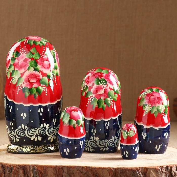 Матрёшка «Парочка», красный  платок,5 кукольная,  люкс Матрёшка «Парочка», красный  платок,5 кукольная,  люкс