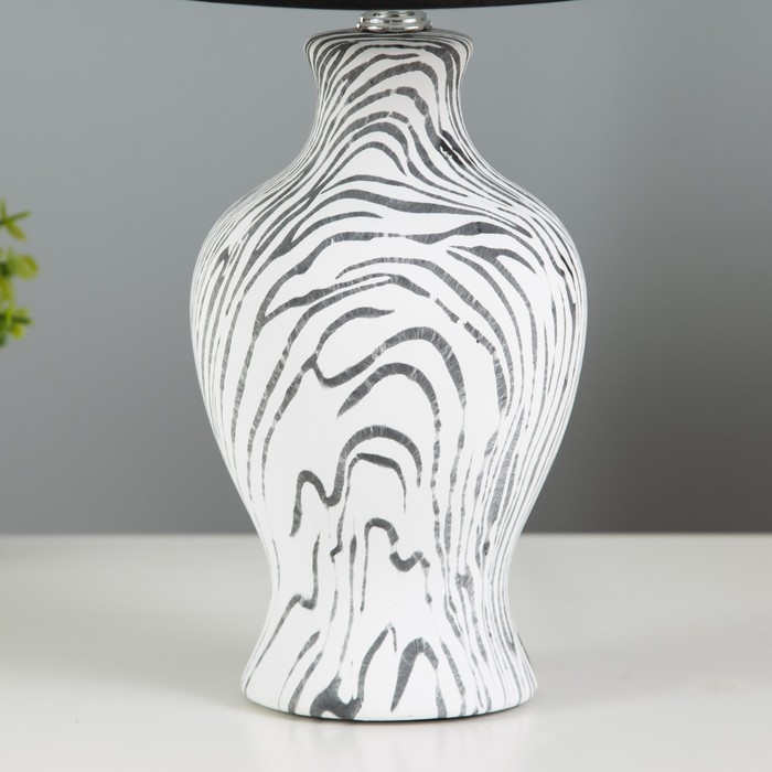 Настольная лампа Настольная лампа "Власта" E14 40Вт белый-черный 23х23х36 см RISALUX