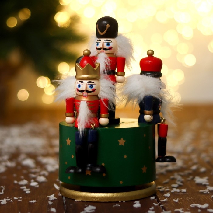 Новогодний сувенир «Карусель щелкунчики» 11 × 11 × 19 см, МИКС Новогодний сувенир «Карусель щелкунчики» 11 × 11 × 19 см, МИКС