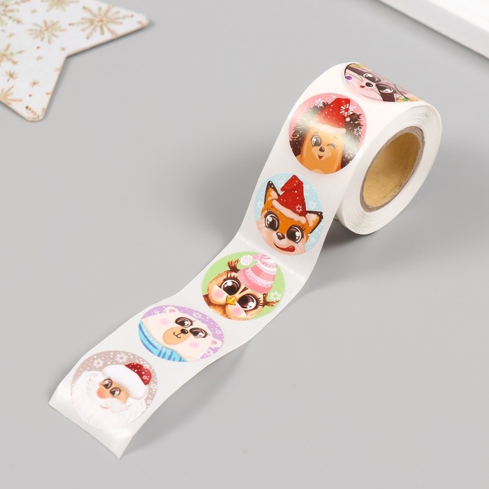 Наклейка бумага Наклейка бумага "Дед Мороз и лесные звери" d=2,5 см 252 шт в рулоне