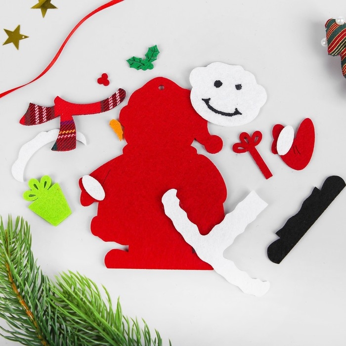 Набор для творчества - создай ёлочное украшение из фетра «Снеговик с подарком» Набор для творчества - создай ёлочное украшение из фетра «Снеговик с подарком»