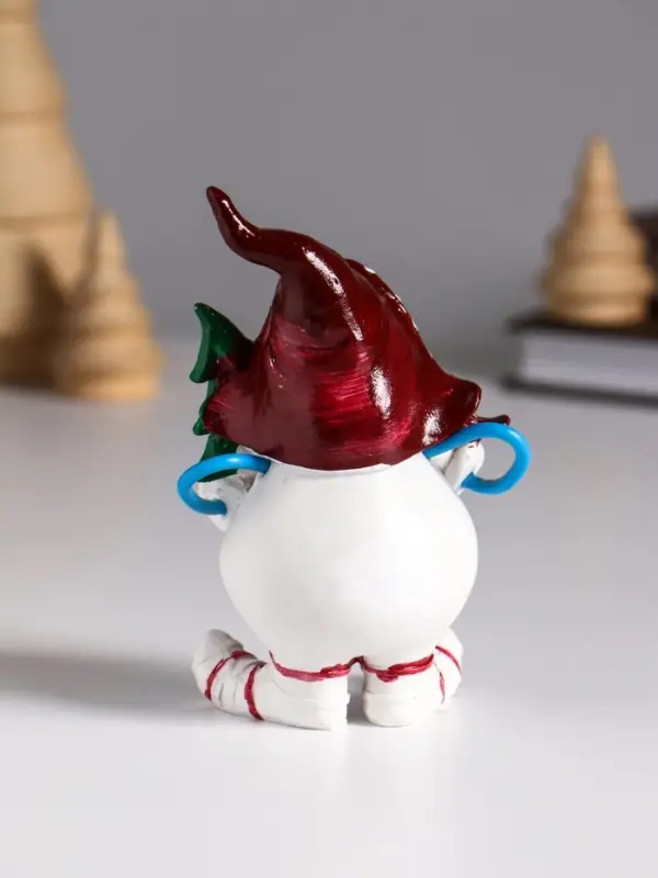 Сувенир полистоун  Сувенир полистоун "Снеговик в красном колпаке, с ёлкой/подарком" МИКС 5,5х4,5х10,5 см