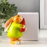 Сувенир полистоун "Зайчик с морковью, в зелёном пальто" 7х4,5х9 см Сувенир полистоун "Зайчик с морковью, в зелёном пальто" 7х4,5х9 см