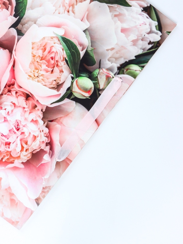 Пакет подарочный ламинированный горизонтальный «Белые бутоны», L 40 × 31 × 14 см