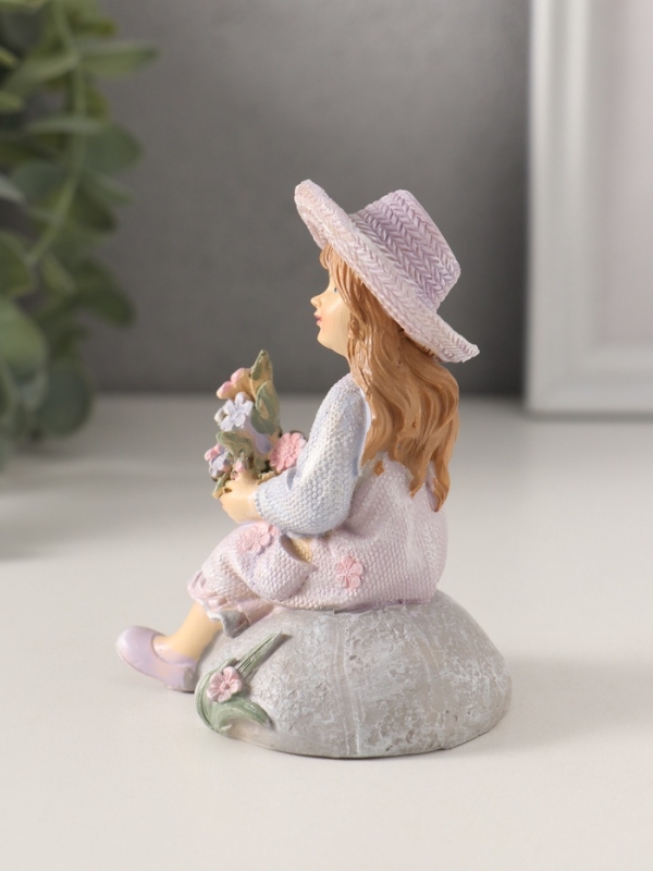 Сувенир полистоун Сувенир полистоун "Девочка в сарафане и шляпке, с букетом, на камне" сиреневый 7,5х6х9 см