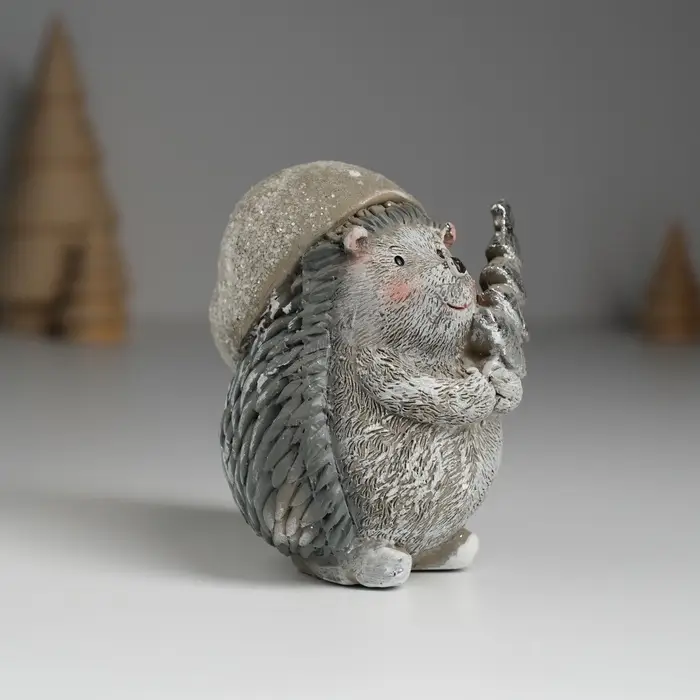 Фигурка полистоун &laquo;Ёжик с серебристой ёлочкой в длинном колпаке&raquo;, 7&times;5&times;8 см