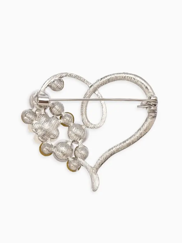 Брошь &laquo;Жемчужное сердце&raquo;, белая в серебре