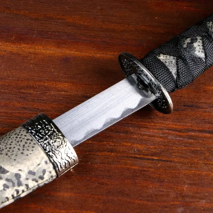 Макет оружия &laquo;Сувенирная катана на подставке&raquo;, бежевые ножны под змеиную кожу, 47 см