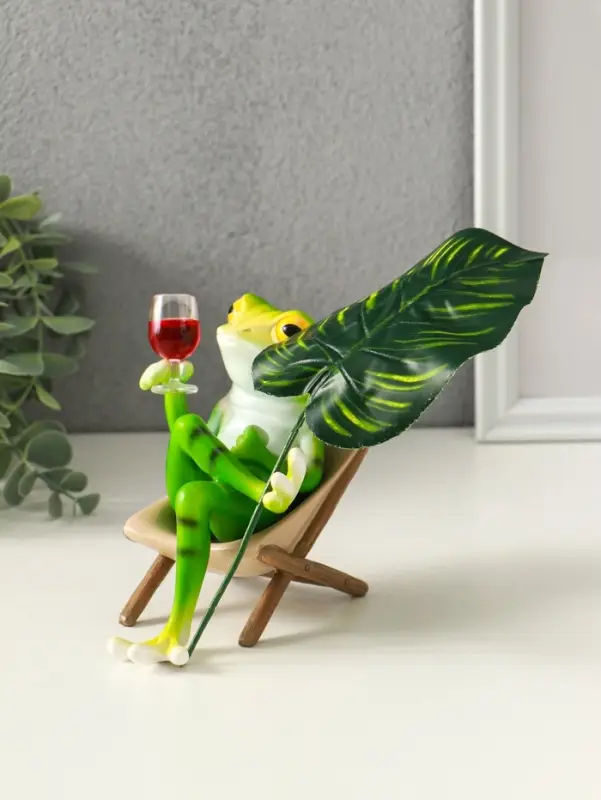 Сувенир полистоун "Лягуха в кресле с бокалом под пальмовым листом" 5,8х7,5х14,5 см