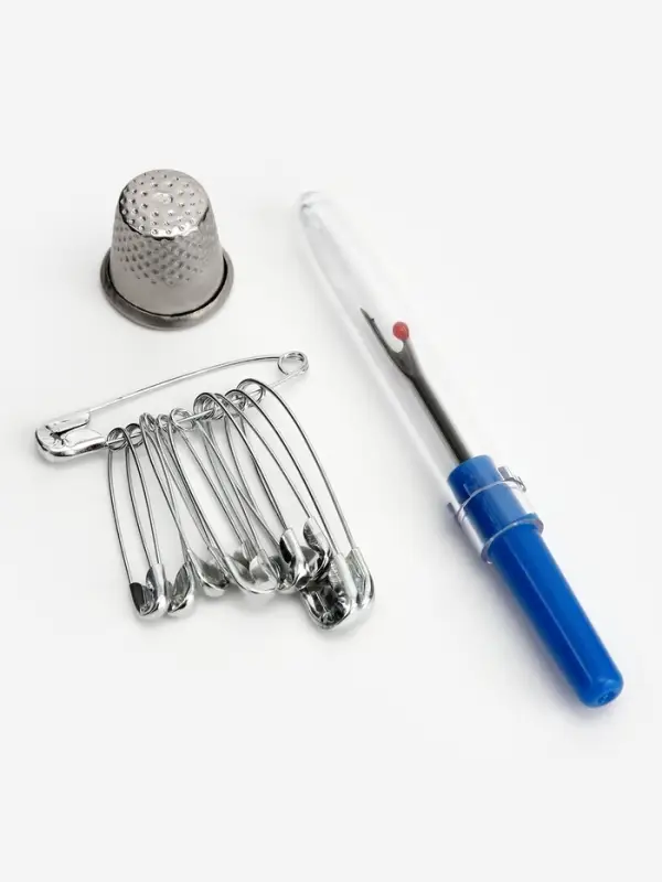 Швейный набор, 31 предмет, в боксе, 7.5&times;7.5&times;2.5 см