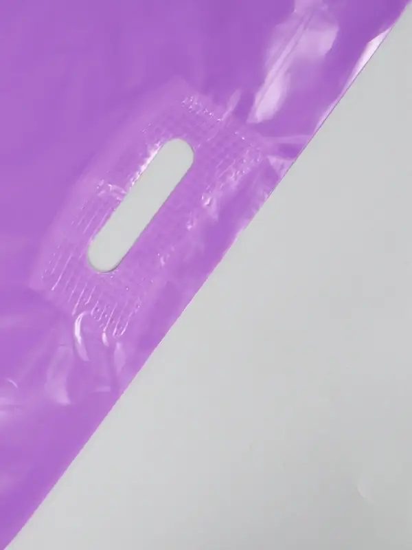 Пакет с вырубной усиленной ручкой ПВД 40х50 45 мкм Фиолетовый