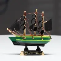 Сувенирная модель корабля &laquo;Дункан&raquo;, зелёный корпус, чёрные паруса, 10&times;3&times;10 см