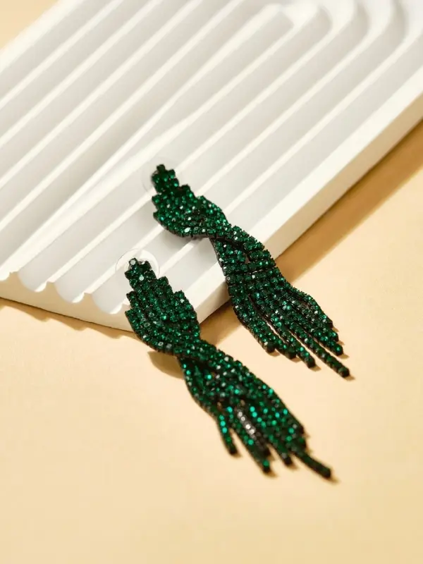 Серьги висячие со стразами &laquo;Маскарад&raquo;, икс, зелёные, 9 см