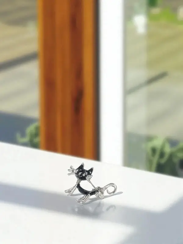 Брошь &laquo;Кошка&raquo;, кокетливая с бантом, чёрная в чернёном серебре