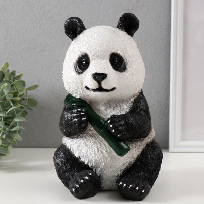Фигурка Фигурка "Панда жующая" высота 23 см, ширина16 см, длина 14,5 см.