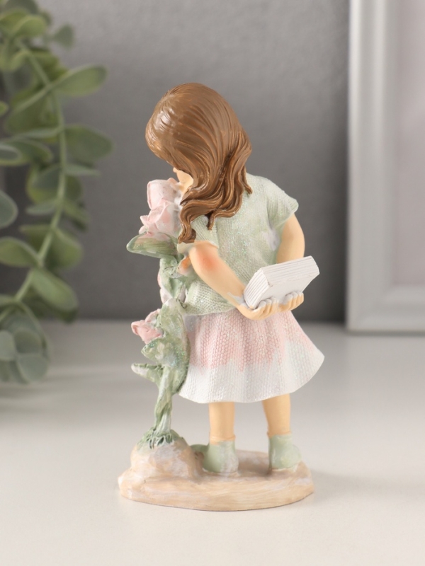 Сувенир полистоун Сувенир полистоун "Малышка у куста с розами" розово-зелёный 6х5,5х12 см