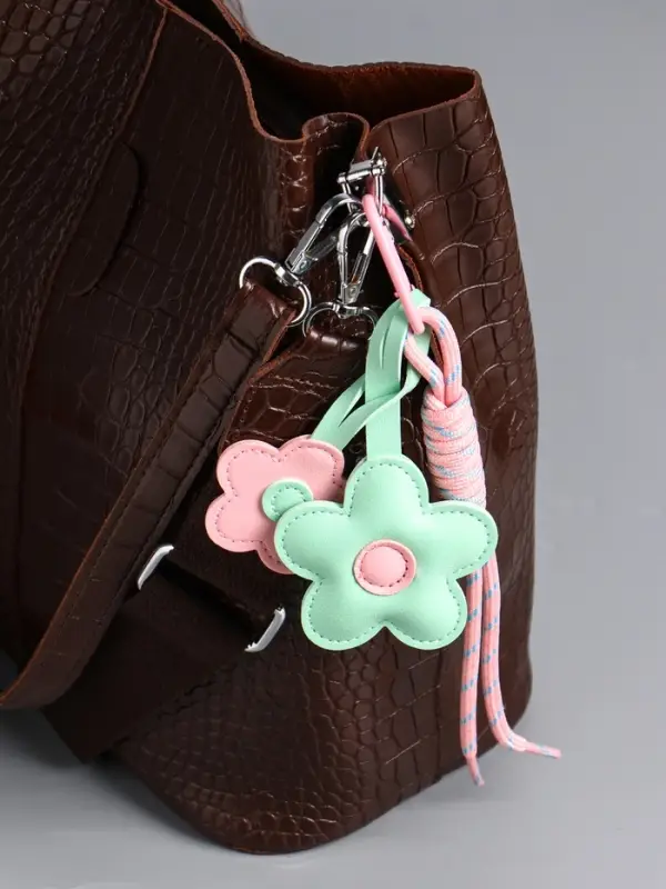 Брелок на карабине кожзам, текстиль  Брелок на карабине кожзам, текстиль "Цветочки" мятно-розовый, с узлом 25х7х1,5 см