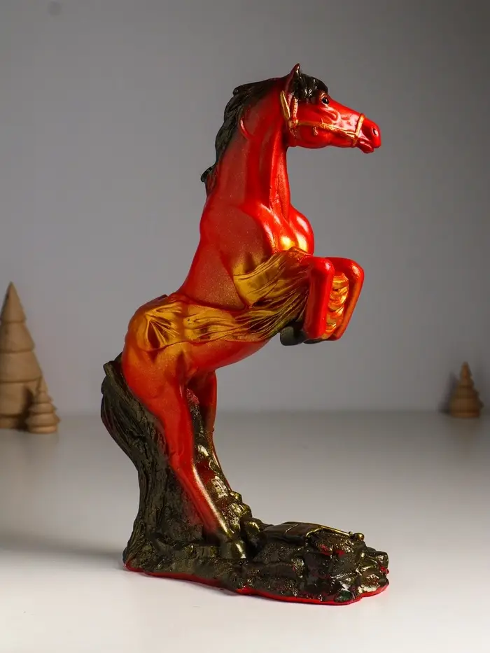 Фигура "Победоносный конь" 34х22х9 см, красный с золотом Фигура "Победоносный конь" 34х22х9 см, красный с золотом