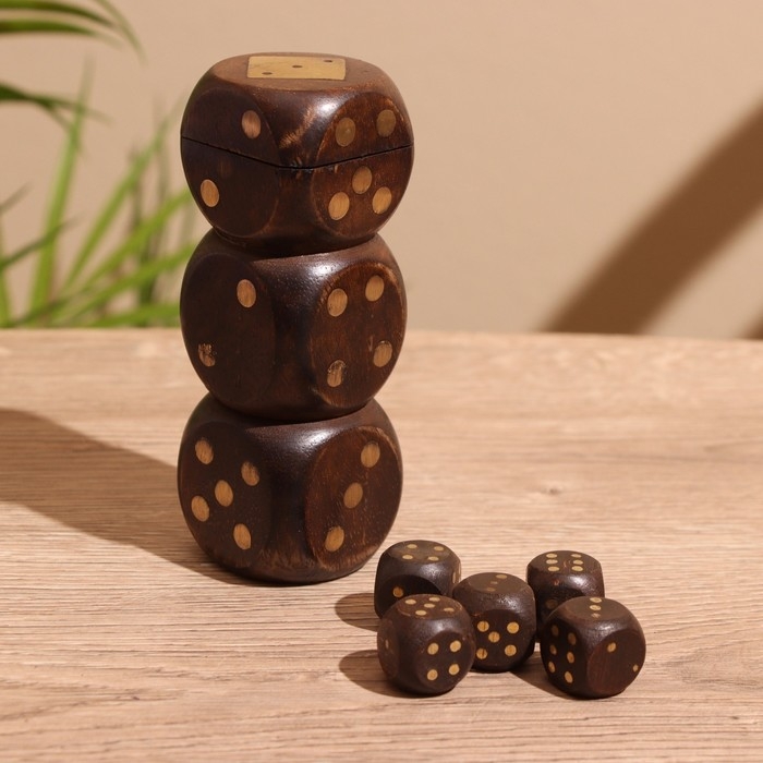 Кубики игральные в шкатулке 12х4х4 см, дерево шишам Кубики игральные в шкатулке 12х4х4 см, дерево шишам