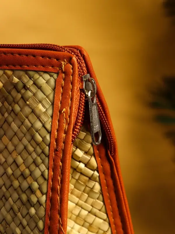 Сумка плетёная на молнии из пандана 30х10х35 см, светло-коричневый Сумка плетёная на молнии из пандана 30х10х35 см, светло-коричневый