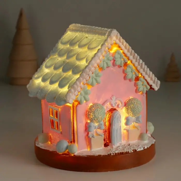 Фигурка светящаяся &laquo;Пряничный домик с зеленью&raquo;, зефирный, 12.5&times;12.5&times;12.5 см