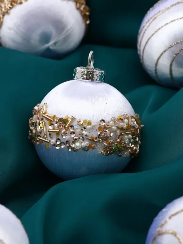 Набор шаров пластик d-6 см, 12 шт Набор шаров пластик d-6 см, 12 шт "Капризы зимы" белый посыпка золото