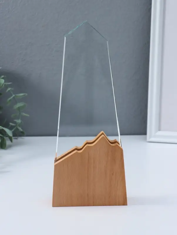 Наградная фигура стела &laquo;Гора&raquo;, верх 18&times;8.5 см; низ 10&times;10 см, стекло, дерево, 3.5&times;10&times;25 см